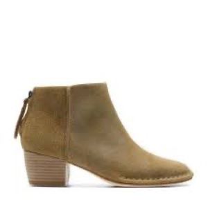 NEW!! Women’s Clarks Spiced Ruby Light Tan Bootie Size 9.5M